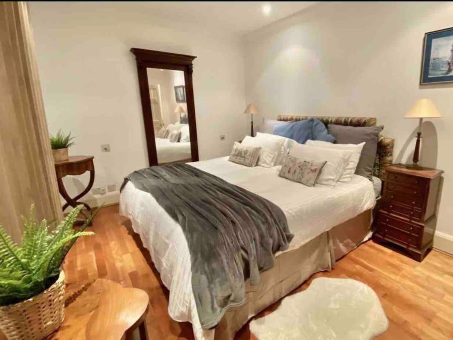 Spacious Flat In The Most Desirable Area Of Londra Exterior foto