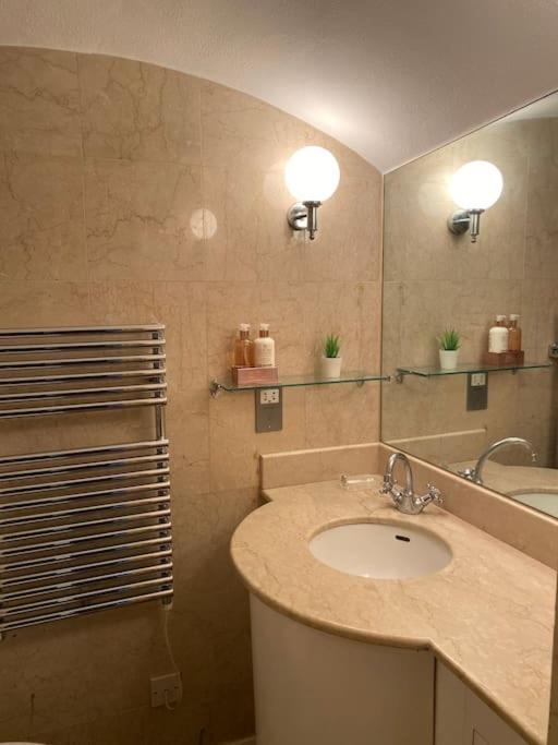 Spacious Flat In The Most Desirable Area Of Londra Exterior foto